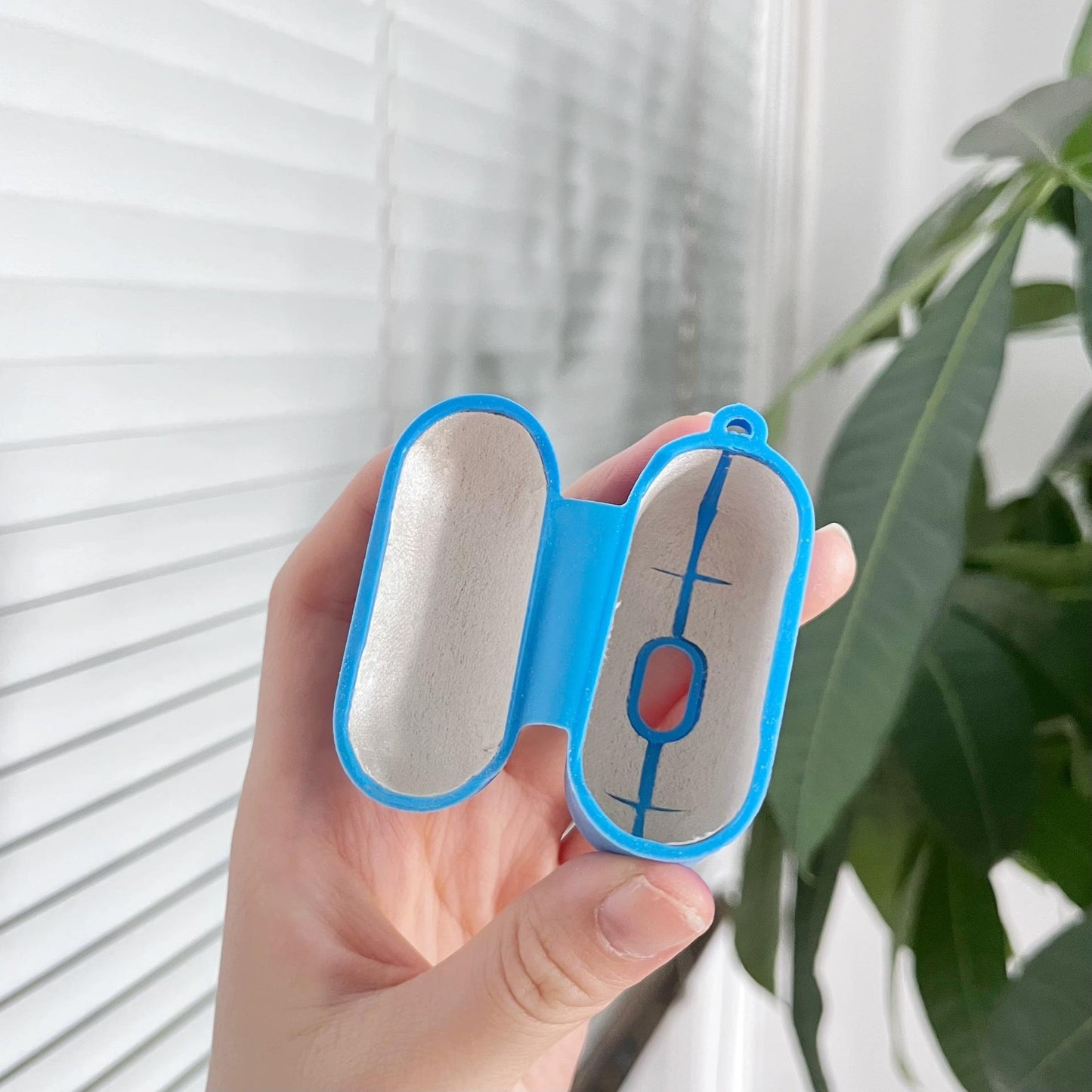 Soft Liquid Silicone Shock-Absorbing Protective Case with Keychain Microfiber Inside - Apple Airpod 1/2